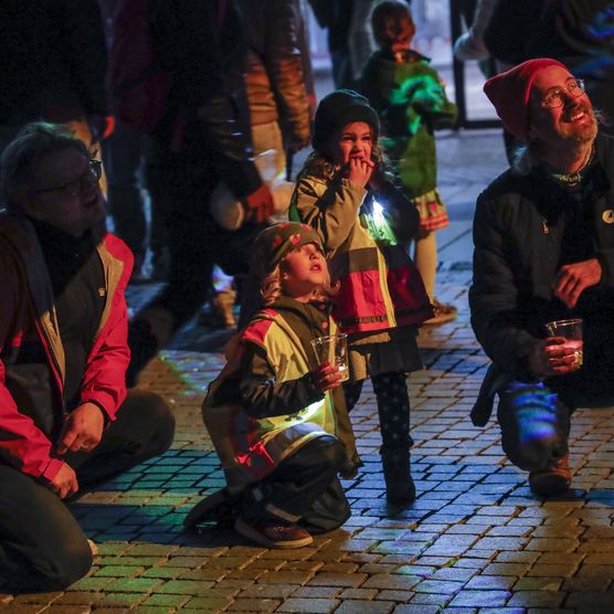 Lichtfest Leipzig 2021: interaktives Lichtprojekt "89 Stimmen" von Loomaland auf dem Richard-Wagner-Platz