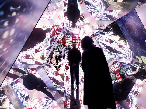 Lichtfest Leipzig 2022: begehbares Kaleidoskop "Das ICH und das WIR" von Betty Mü auf dem Burgplatz Leipzig
