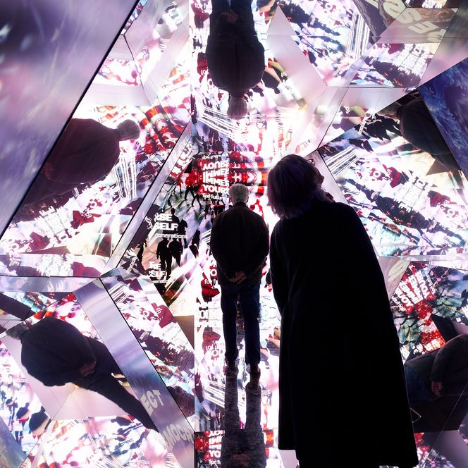 Lichtfest Leipzig 2022: begehbares Kaleidoskop "Das ICH und das WIR" von Betty Mü auf dem Burgplatz Leipzig