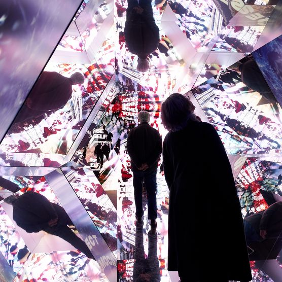 Lichtfest Leipzig 2022: begehbares Kaleidoskop "Das ICH und das WIR" von Betty Mü auf dem Burgplatz Leipzig