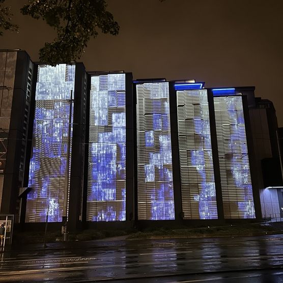 Lichtfest Leipzig 2024 mit dem Medienkunstwerk "Fortuna. Futura. Libertas." von Liudmila Siewerski Katia Sofia Ditzler, Marisol Jiménez und Charlotte Bach an der G2 Kunsthalle Leipzig