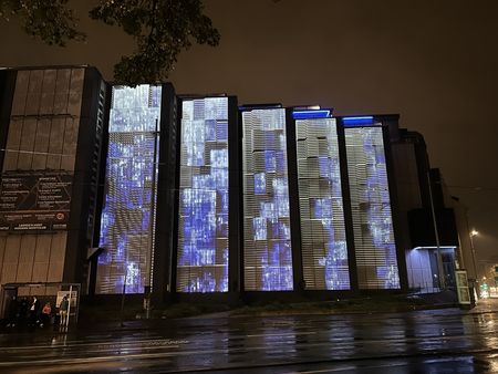 Lichtfest Leipzig 2024 mit dem Medienkunstwerk "Fortuna. Futura. Libertas." von Liudmila Siewerski Katia Sofia Ditzler, Marisol Jiménez und Charlotte Bach an der G2 Kunsthalle Leipzig
