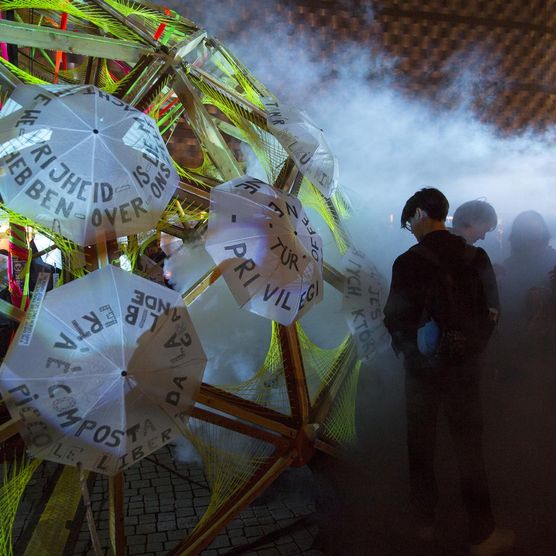 Lichtfest Leipzig 2023: „Beacon of Hope“ von Craig Morrison und Ant Dickinson mit Nils Straatmann – Licht-Skulptur und Poetry Slam auf dem Richard-Wagner-Platz