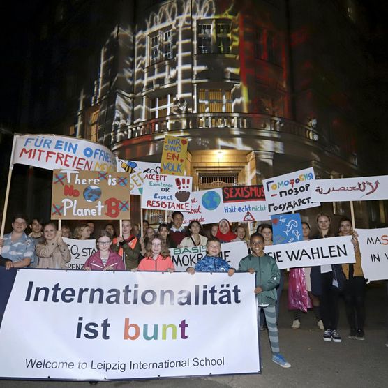 Lichtfest Leipzig 2019: Eröffnung Lichtraum 4 "Keine Gewalt!" im Innenhof der ehemaligen Stasi-Zentrale/Runde Ecke