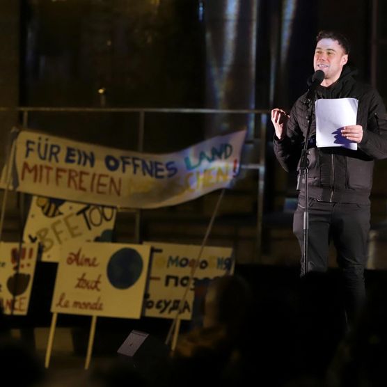 Lichtfest Leipzig 2019: Eröffnung Lichtraum 4 "Keine Gewalt!" im Innenhof der ehemaligen Stasi-Zentrale/Runde Ecke
