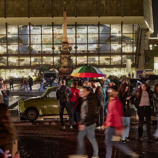 Lichtfest Leipzig 2023: „Trabi“ von Signal Creative aus Prag – audiovisuelle Installation mit zwölf Trabis auf dem Augustusplatz Leipzig