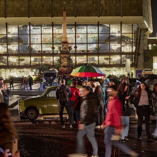 Lichtfest Leipzig 2023: „Trabi“ von Signal Creative aus Prag – audiovisuelle Installation mit zwölf Trabis auf dem Augustusplatz Leipzig