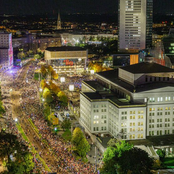 Das Lichtfest Leipzig 2024 feierte am 9. Oktober 2024 35 Jahre Friedliche Revolution – Blick auf Leipzigs Innenstadt vom Wintergartenhochhaus