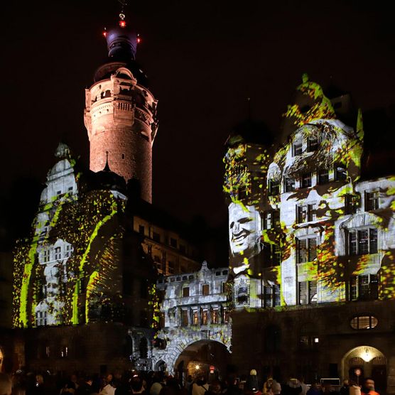 Lichtfest Leipzig 2023: Lichtinstallation mit Chormusik „WIR – Leipzig 2023“ von Philipp Geist und Lukas Taido auf dem Burgplatz Leipzig