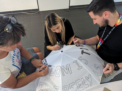 DHL und LTM hatten vom 11. bis 13. Juli 2023 dazu eingeladen, Gedanken und Statements zum Thema Freiheit auf Schirmen zu platzieren. Die gestalteten Schirme wurden im Rahmen des Lichtfest Leipzig am 9. Oktober 23 für die Installation verwendet, die auf dem Richard-Wagner-Platz zu sehen war.