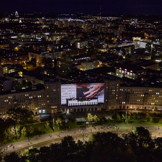 Lichtfest Leipzig 2024 mit dem Partnerprojekt "Global Village: Die Welt, dein Dorf" von Light_Art_Experience auf dem Roßplatz