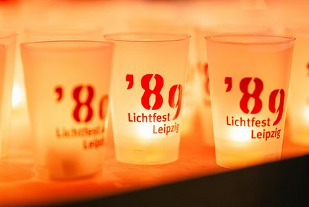 Lichtfest Leipzig mit Kerzenpodest zur Feier der Friedlichen Revolution im Herbst 89 in Leipzig