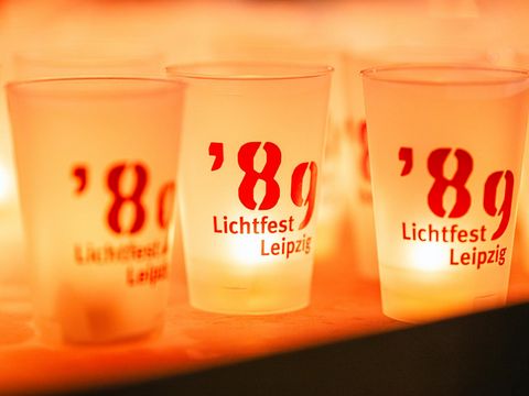 Lichtfest Leipzig mit Kerzenpodest zur Feier der Friedlichen Revolution im Herbst 89 in Leipzig