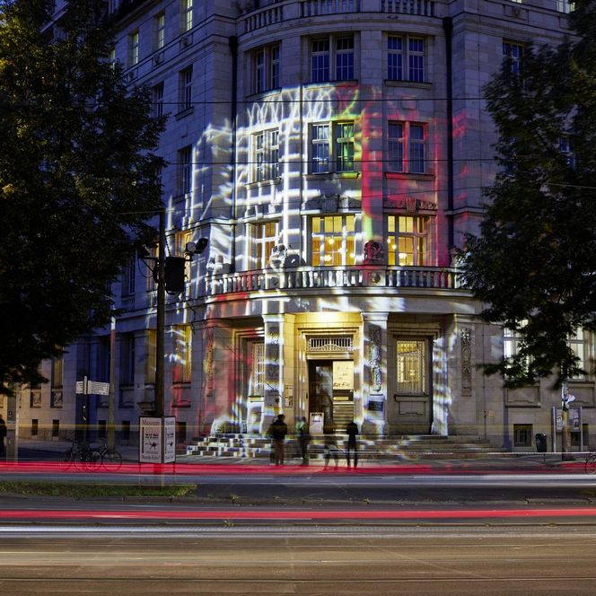Lichtfest Leipzig 2019: Eröffnung Lichtraum 4 "Keine Gewalt!" im Innenhof der ehemaligen Stasi-Zentrale/Runde Ecke