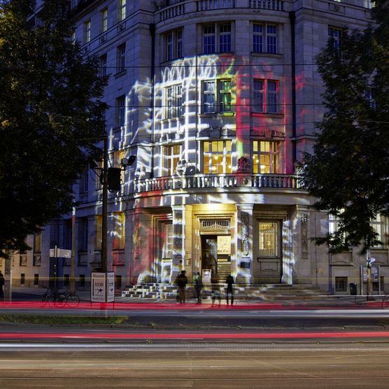 Lichtfest Leipzig 2019: Eröffnung Lichtraum 4 "Keine Gewalt!" im Innenhof der ehemaligen Stasi-Zentrale/Runde Ecke