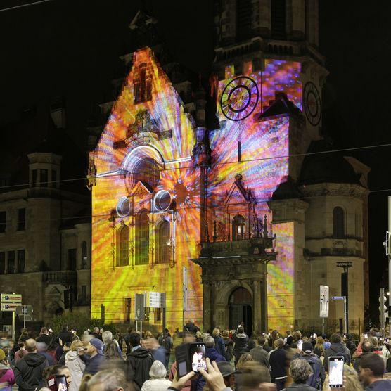 Lichtfest Leipzig 2024 mit Partnerprojekt Frankfurt am Main "Ode an die Demokratie" an der Evangelisch-reformierten Kirche Leipzig