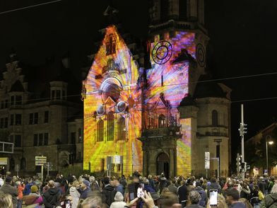 Lichtfest Leipzig 2024 mit Partnerprojekt Frankfurt am Main "Ode an die Demokratie" an der Evangelisch-reformierten Kirche Leipzig