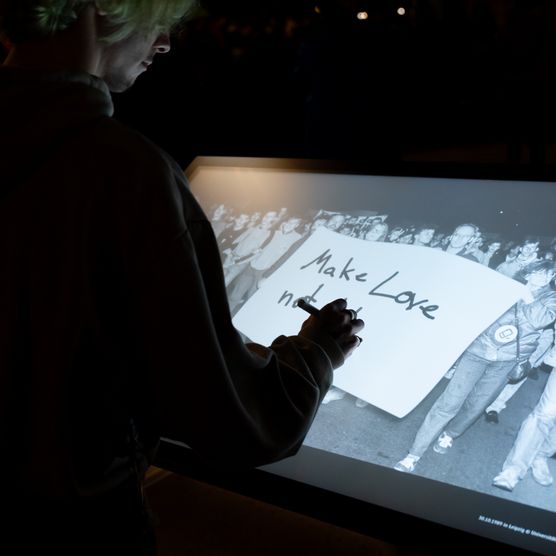 Lichtfest Leipzig 2024 mit der interaktiven Installation "Reflexion" von Heelemann & Scheibe am Dittrichring Leipzig