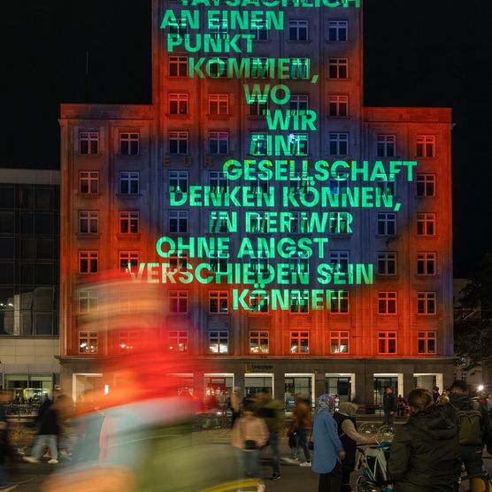 Lichtfest Leipzig 2024 mit der Projektion "Erinnerung transformieren" von Ewa Meister, Johanna Ralser, Judith Selenko am Europahaus Leipzig