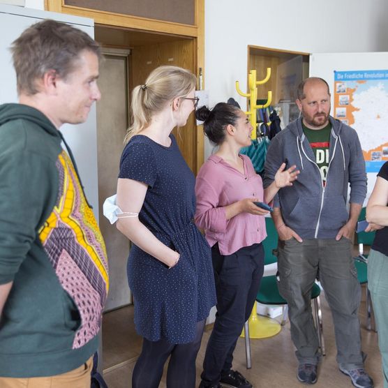 Fürs Lichtfest Leipzig 2021: Impression vom Workshop für das Projekt "WIR SIND" im Archiv Bürgerbewegung