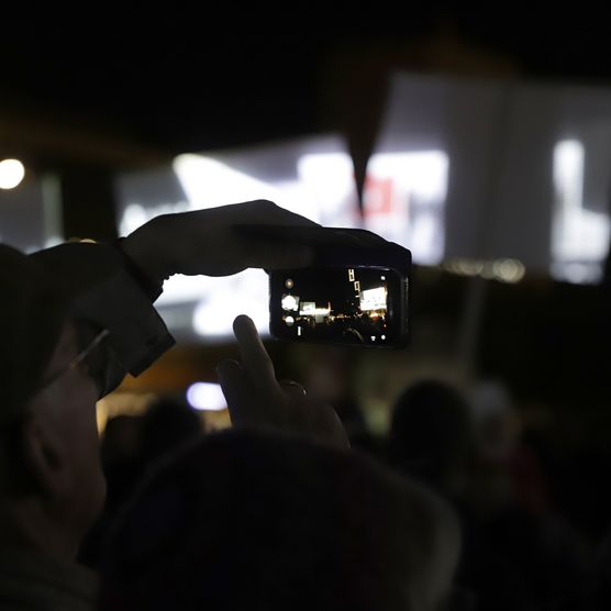 Lichtfest Leipzig 2021: partizipative Videoinstallation "WIR SIND" von Glowing Bulbs auf dem Augustusplatz Leipzig