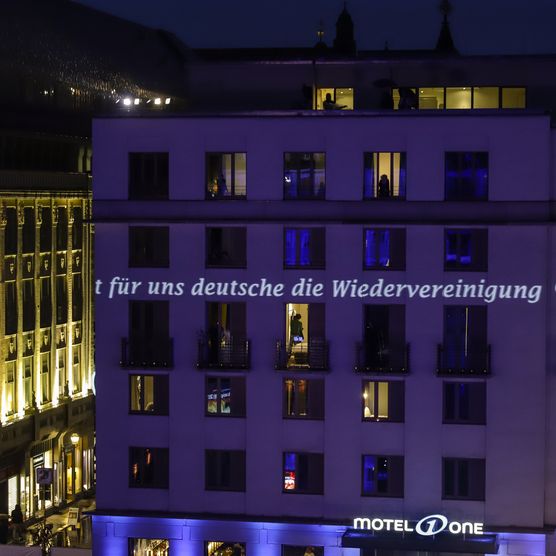 Das Lichtfest Leipzig 2020 auf dem Nikolaikirchhof mit Kerzenpodest und Lichtprojekten