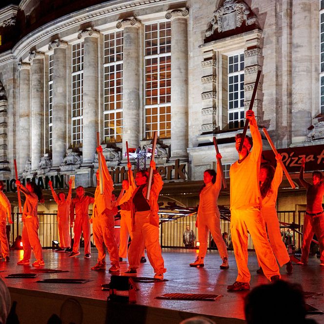 "(De)konstruieren" als Projekt der Partnerstadt Lyon. Tanz- und Lichtperformance vor dem Hauptbahnhof Leipzig für das Lichtfest Leipzig 2024