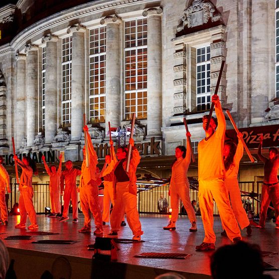 "(De)konstruieren" als Projekt der Partnerstadt Lyon. Tanz- und Lichtperformance vor dem Hauptbahnhof Leipzig für das Lichtfest Leipzig 2024