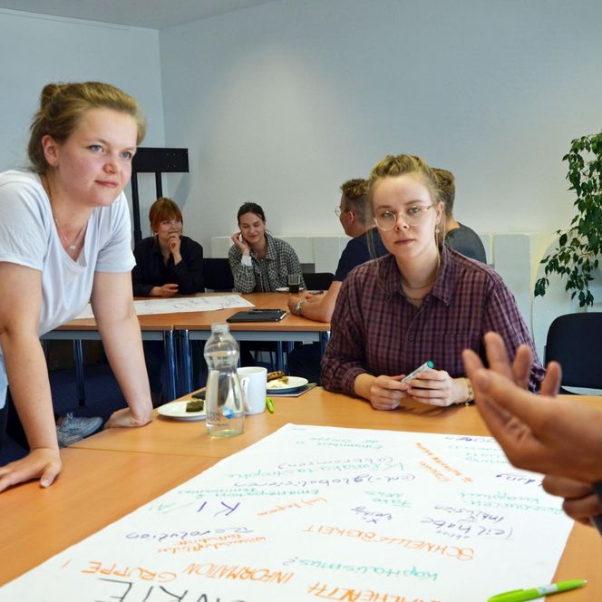 Vor dem Lichtfest Leipzig 2022: Beim Workshop zu Betty Müs Projekt „Das ICH und das WIR“ diskutierte die Künstlerin gemeinsam mit Leipziger Studierenden Fragestellungen