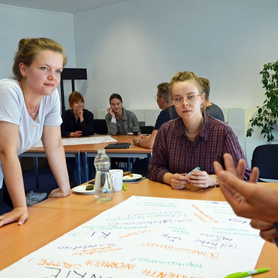 Vor dem Lichtfest Leipzig 2022: Beim Workshop zu Betty Müs Projekt „Das ICH und das WIR“ diskutierte die Künstlerin gemeinsam mit Leipziger Studierenden Fragestellungen