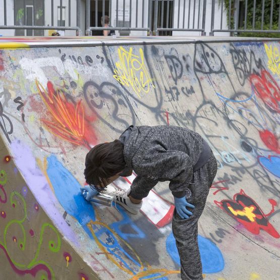 Die Franzosen Cart’1 (Streetartist) und Matthieux Tercieux (Programmierer) arbeiteten im Vorfeld des Lichtfest Leipzig 2022 mit Kindern und Jugendlichen