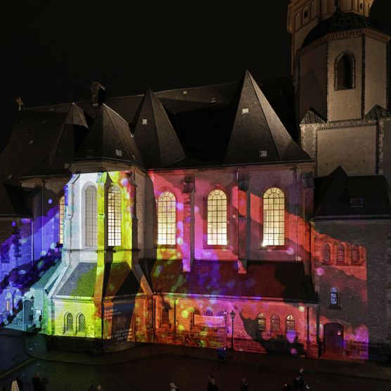 Lichtfest Leipzig 2024 mit Lichtprojektion "Where did the hero come from?" von EunJin Park am Nikolaikirchhof Leipzig