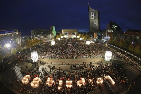 Lichtfest Leipzig 2024 Eröffnung – Blick auf auf den Augustusplatz mit Kerzenpodest vom Opernhaus Leipzig