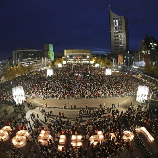 Lichtfest Leipzig 2024 Eröffnung – Blick auf auf den Augustusplatz mit Kerzenpodest vom Opernhaus Leipzig