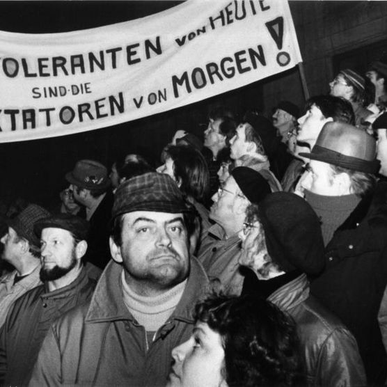 Historische Aufnahme aus dem Herbst 89 in Leipzig: Kundgebung vor der Montagsdemonstration am 11.12.1989 auf dem Karl-Marx-Platz (jetzt Augustusplatz) Leipzig