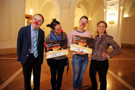 Scheckübergabe mit Oberbürgermeister Burkhard Jung in Neuen Rathaus: Die Erlöse aus der Aktion Kerzenpatenschaft im Rahmen des Lichtfest Leipzig 2020 ging zu gleichen Teilen an Clowns & Clowns e. V. und die Leipziger Klinikclowns