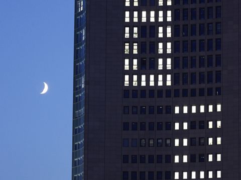 Pressefoto Lichtfest Leipzig: Cityhochhaus Leipzig mit 89 – Hochformat