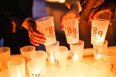 Lichtfest Leipzig mit Kerzenpodest zur Feier der Friedlichen Revolution im Herbst 89 in Leipzig