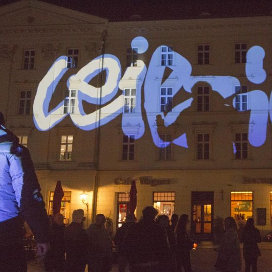 Lichtfest Leipzig 2022: digitales Graffiti und Performance "Demokratie braucht Farbe – Sprüh mit!" von Cart‘1 und Matthieu Tercieux auf dem Richard-Wagner-Platz