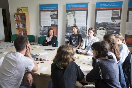 Fürs Lichtfest Leipzig 2021: Impression vom Workshop für das Projekt "WIR SIND" im Archiv Bürgerbewegung