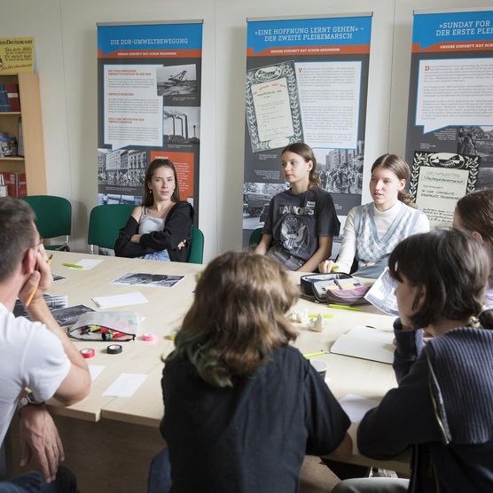 Fürs Lichtfest Leipzig 2021: Impression vom Workshop für das Projekt "WIR SIND" im Archiv Bürgerbewegung