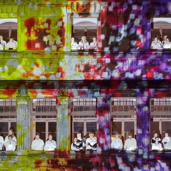 Lichtfest Leipzig 2023: Lichtinstallation mit Chormusik „WIR – Leipzig 2023“ von Philipp Geist und Lukas Taido auf dem Burgplatz Leipzig