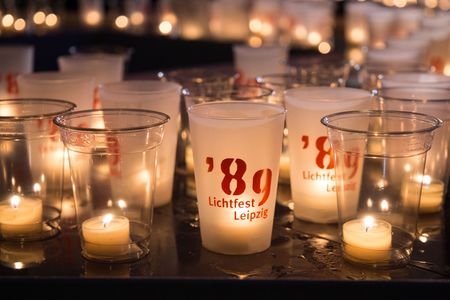 Lichtfest Leipzig 2023: Kerzenpodest mit Teelichtern in Mehrwegbechern mit Aufdruck zum Herbst 89