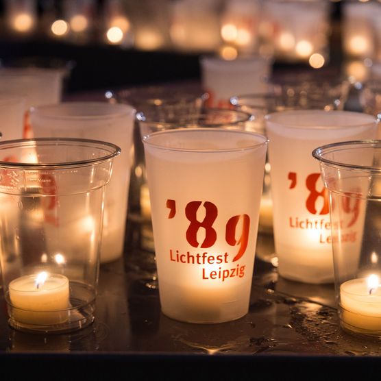 Lichtfest Leipzig 2023: Kerzenpodest mit Teelichtern in Mehrwegbechern mit Aufdruck zum Herbst 89