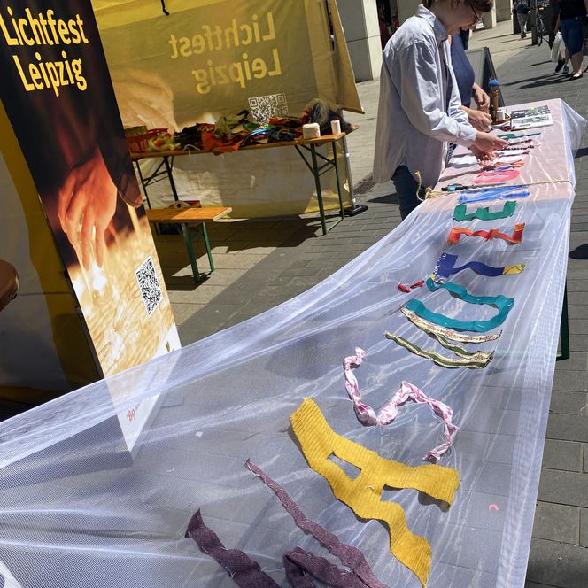 Das Lichtfest 2023 bot bereits beim Stadtfest Gelegenheit, sich aktiv zu beteiligen. So entstanden in Kooperation mit dem Verein Restlos Banner mit Slogans aus dem Herbst 89, die Teil des Lichtfestprojektes auf dem Richard-Wagner-Platz wurden. Nachhaltig dank Upcycling!