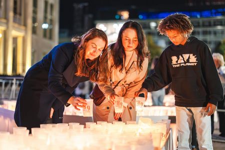 Lichtfest Leipzig mit Besuchern mit Kerzen zur Feier der Friedlichen Revolution im Herbst 89 in Leipzig