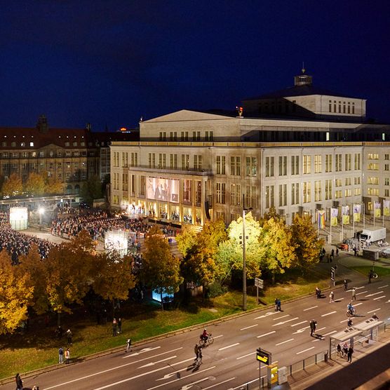 Blick auf den Augustusplatz während des Lichtfest Leipzig 2024 am 9. Oktober 2024.