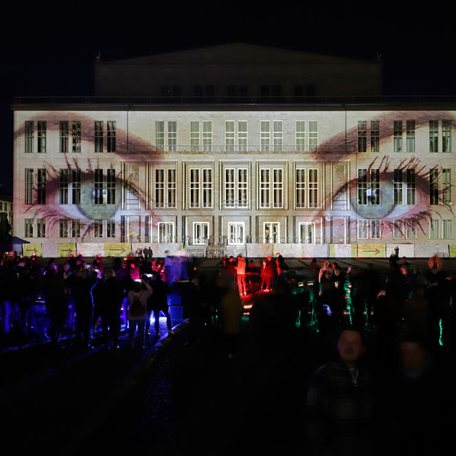 Lichtfest Leipzig 2022: Projekt "wir sehen uns frei" vom Künstlerteam Wera Morawiec und Robert Sochacki (Kollektiv noks) auf dem Augustusplatz Leipzig