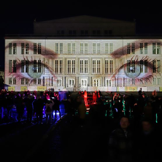 Lichtfest Leipzig 2022: Projekt "wir sehen uns frei" vom Künstlerteam Wera Morawiec und Robert Sochacki (Kollektiv noks) auf dem Augustusplatz Leipzig