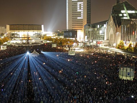 Pressefoto Lichtfest Leipzig: Augustusplatz mit Cityhochhaus – Hochformat